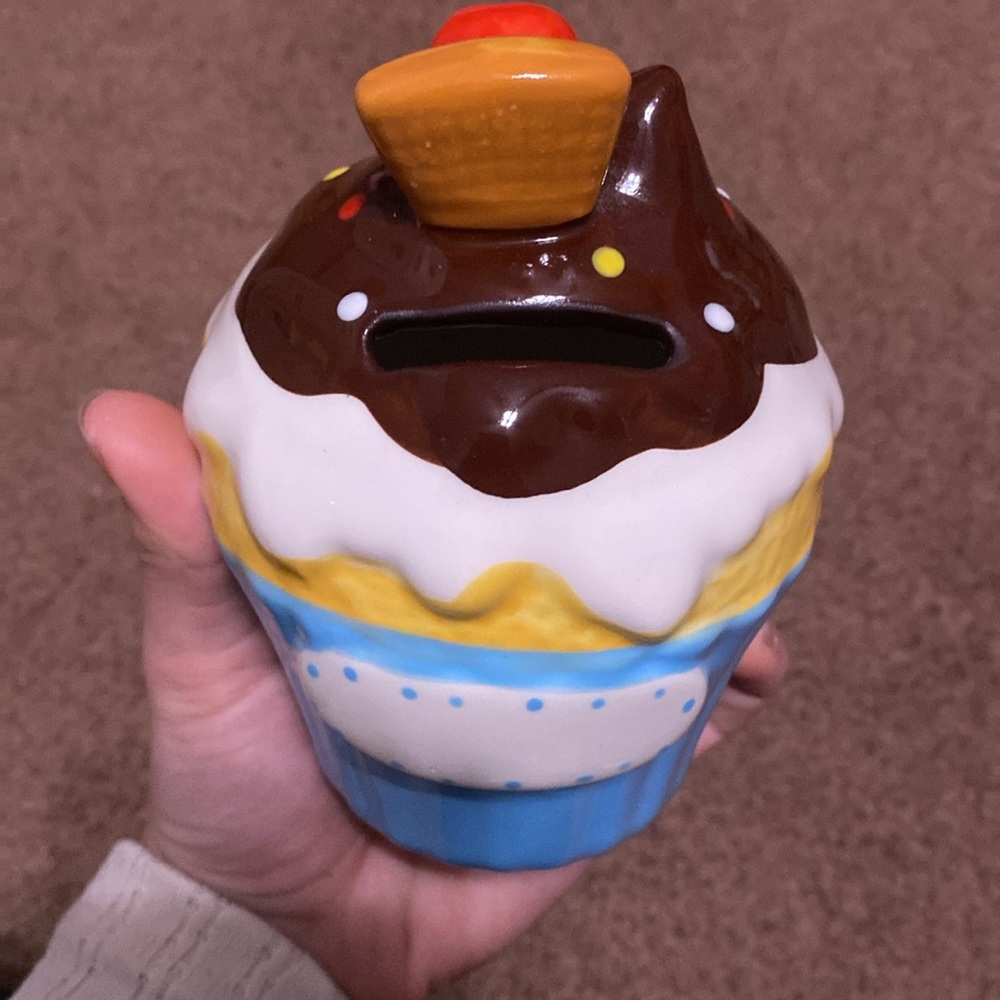 Cute cupcake piggy bank/ coin bank
